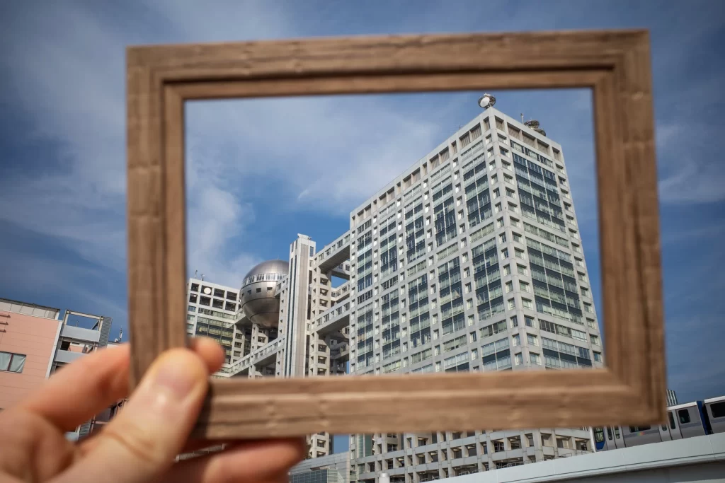 Enmarcando el edificio.