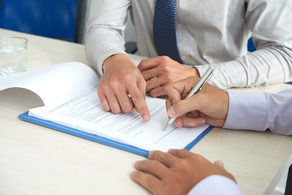 Dos personas firmando contrato