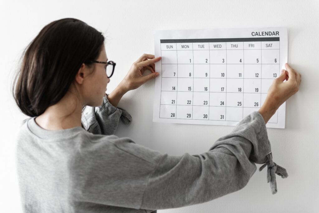 Persona colocando un calendario