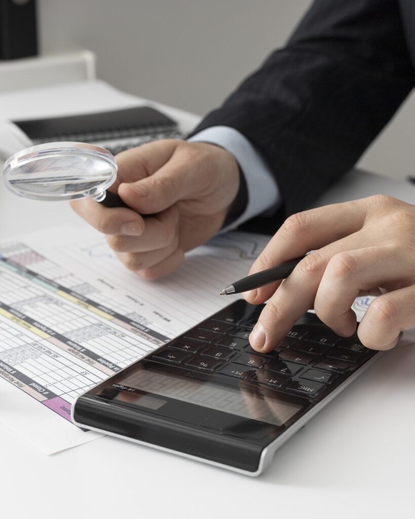 Persona calculando nómina para las horas extras en México con la reforma laboral