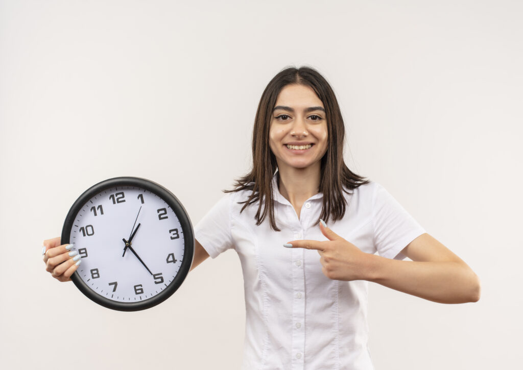 Persona señalando un reloj